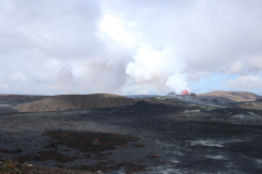 Aufstieg vom Stóri-Hrútur zum Langihryggur mit Blick auf den Vulkankrater