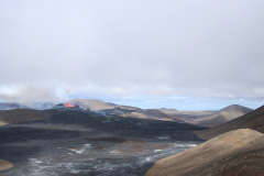 Aufstieg vom Stóri-Hrútur zum Langihryggur mit Blick auf den Vulkankrater am Fagradalsfjall