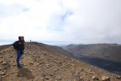 Abstieg vom Gipfel des Langihryggur