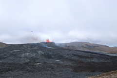 Blick vom Hang des Stóri-Hrútur auf den Vulkankrater am Fagradalsfjall