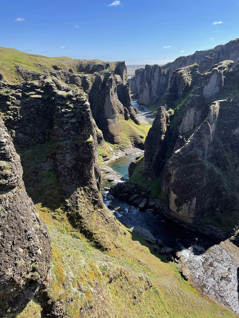 In der Schlucht Fjaðrárgljúfur auf Island