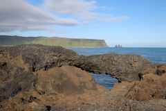 Aussichtspunkt am Kap Dyrhólaey mit Blick auf die Felsnadeln Reynisdrangar