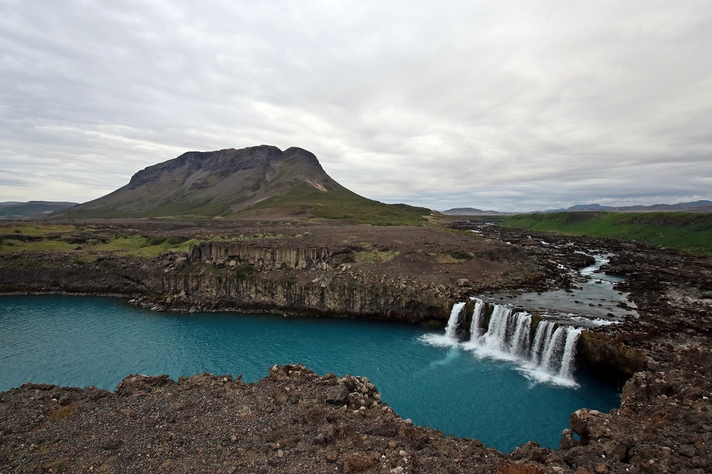 Wasserfall Þjófafoss mit dem Berg Búrfell im Hintergrund