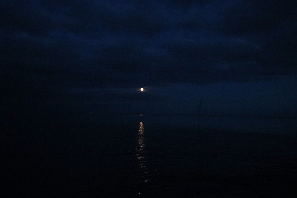 Mondaufgang über dem Meer vor Juist