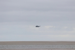 Helikopter im Überflug über das Wattenmeer