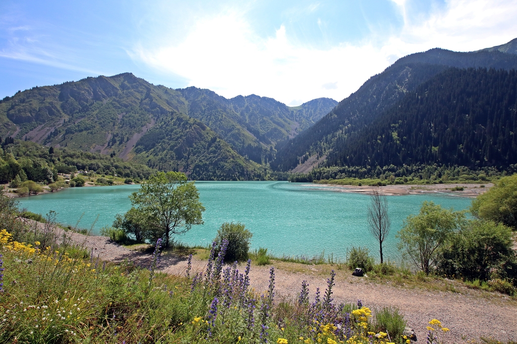 Blick auf den türkisfarbenen Issyk-See in Kasachstan