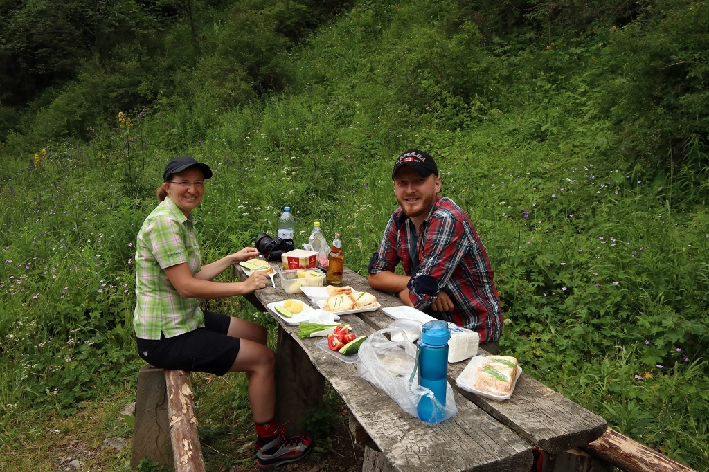 Mittagessen am Picknickplatz auf dem Hochplateau im Turgen-Tal