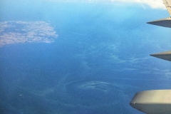 Blaualgenteppich über der Ostsee aus dem Flugzeug auf einer Höhe von 40.000 Fuß