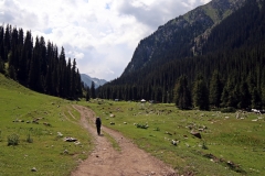 Wanderung durch das weite Tal zum Teleti-Pass in Kirgistan