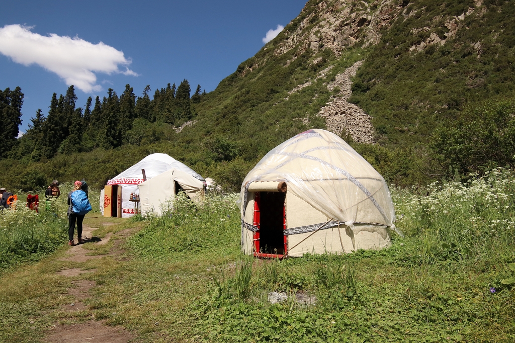 Jurtencamp in der Nähe der Sirotahütte