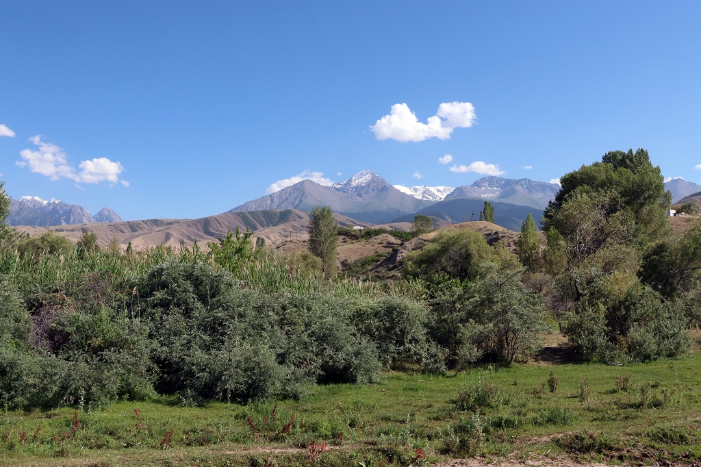 Aussicht auf die Bergwelt Kirgistans vom Issyk-Kul