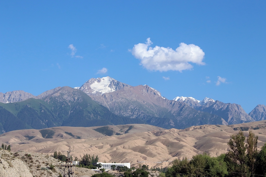 Aussicht auf die Bergwelt Kirgistans vom Issyk-Kul