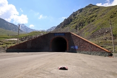 Tunnel zum höchsten Punkt des Töö-Passes