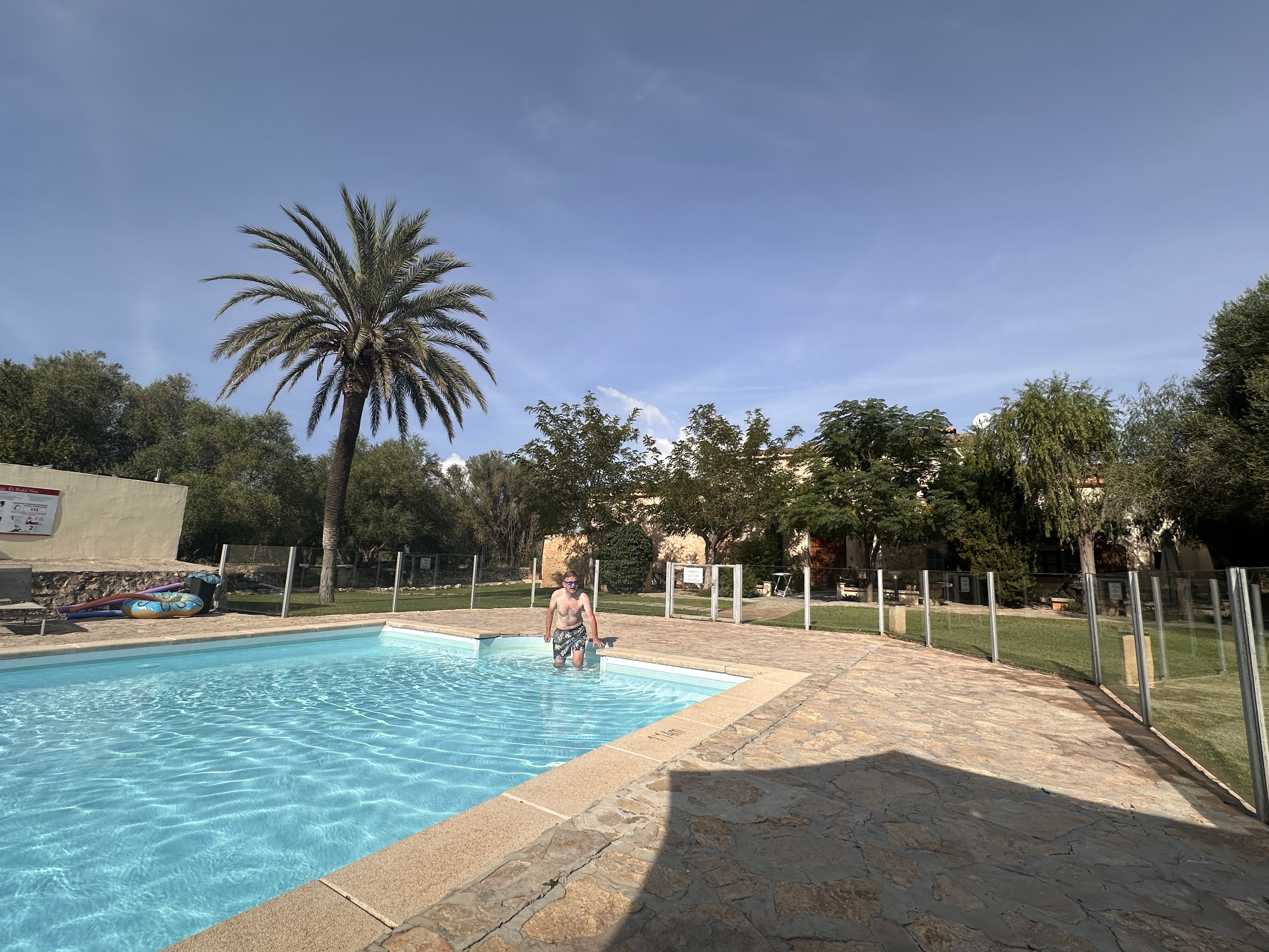 Am Pool unserer Unterkunft Agroturisme Es Rafal Nou auf Mallorca