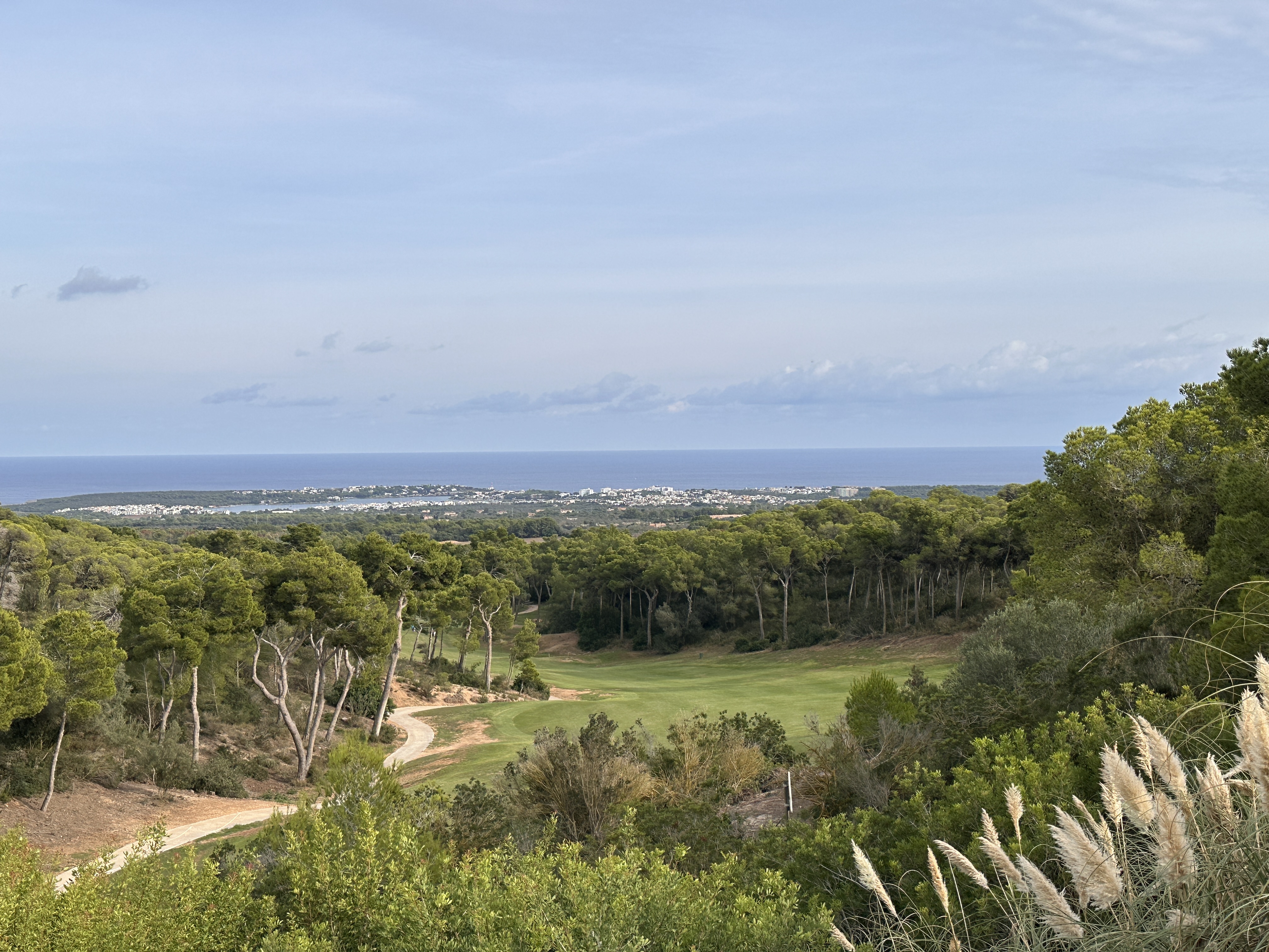 Ausblick vom Abschlag am dritten Loch auf dem Golfplatz Vall D'Or auf Mallorca