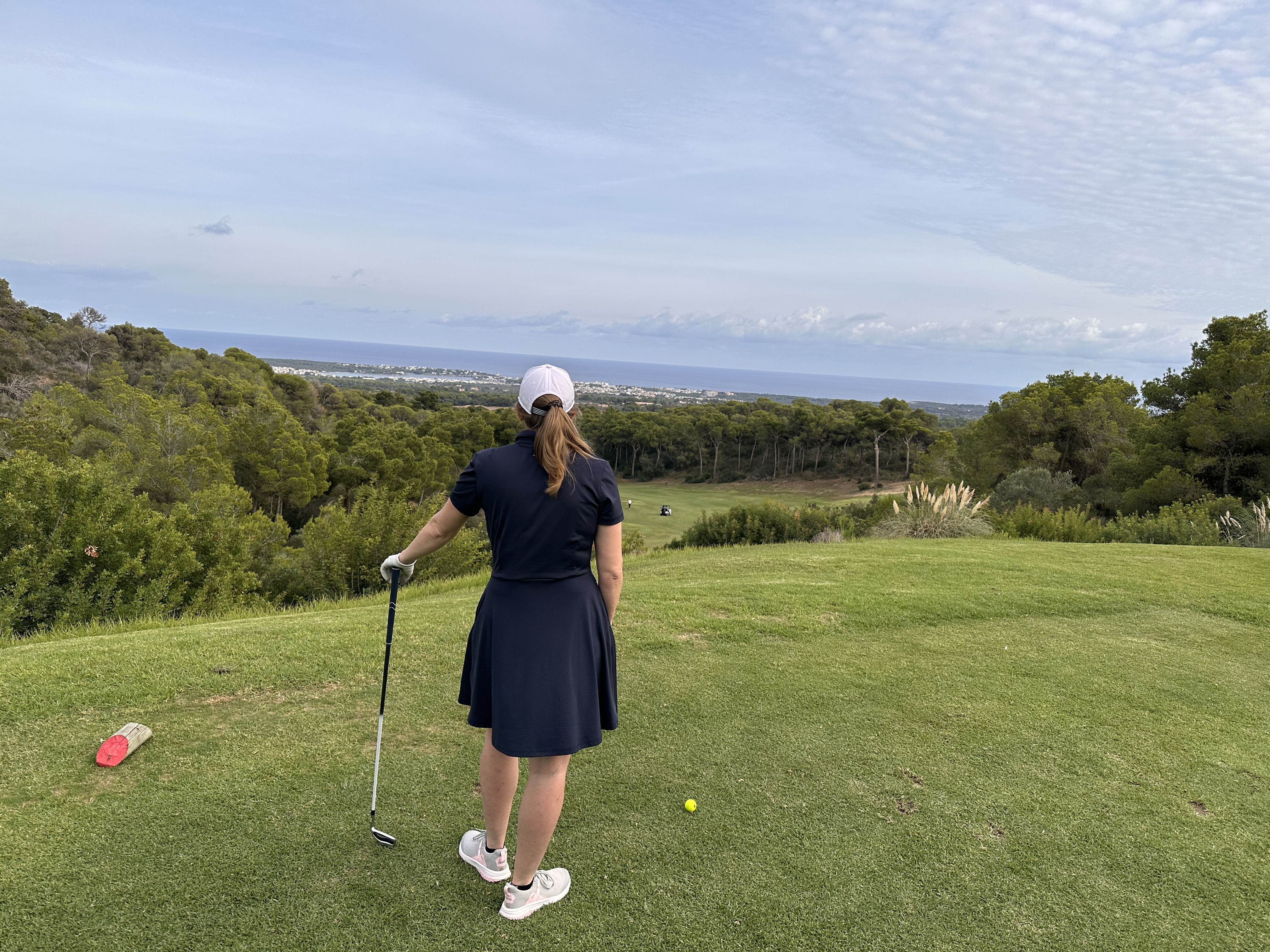 Ausblick vom Abschlag am dritten Loch auf dem Golfplatz Vall D'Or auf Mallorca