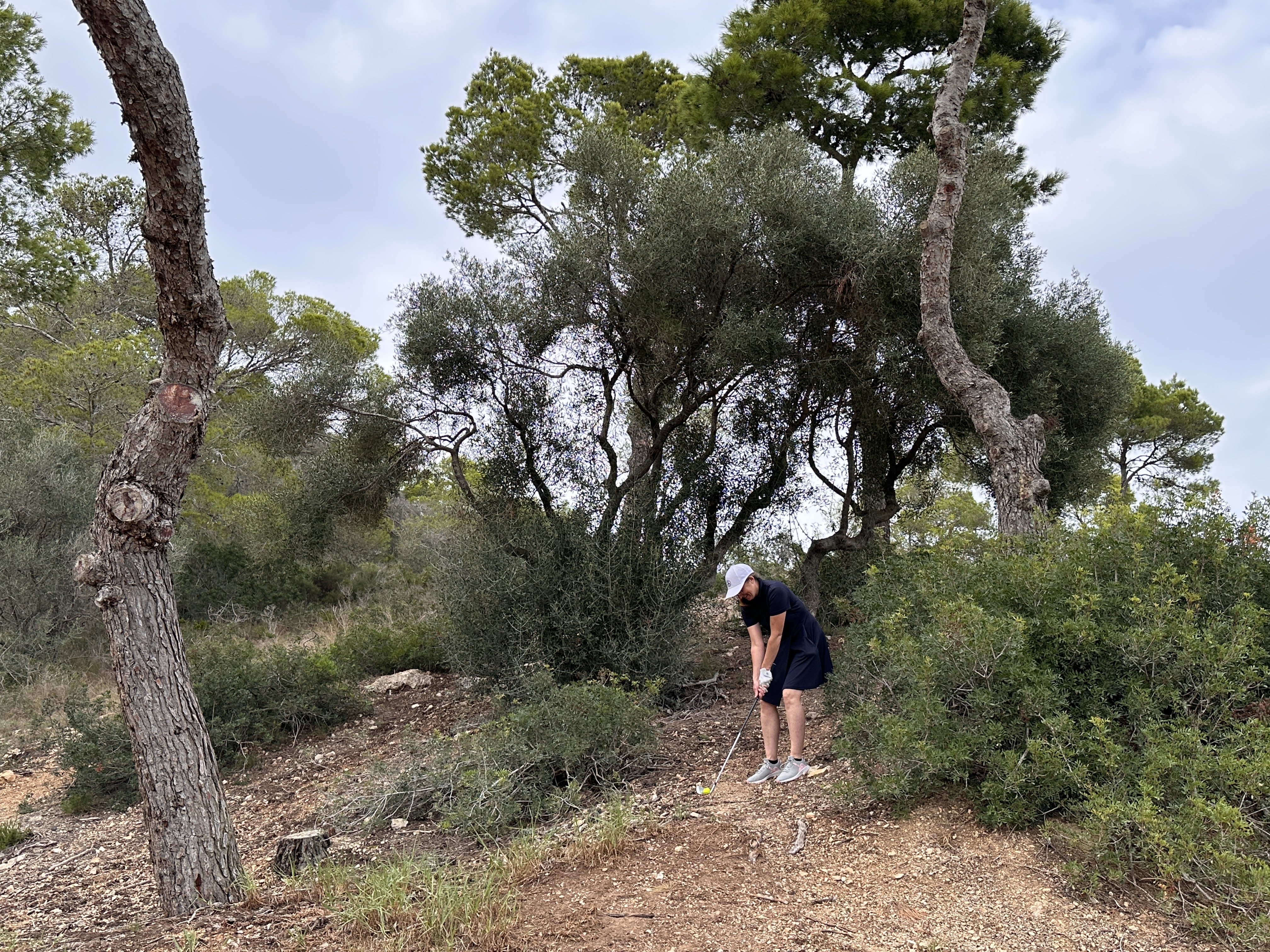 Im harten Rough an Bahn 5 auf dem Golfplatz Vall D'Or auf Mallorca