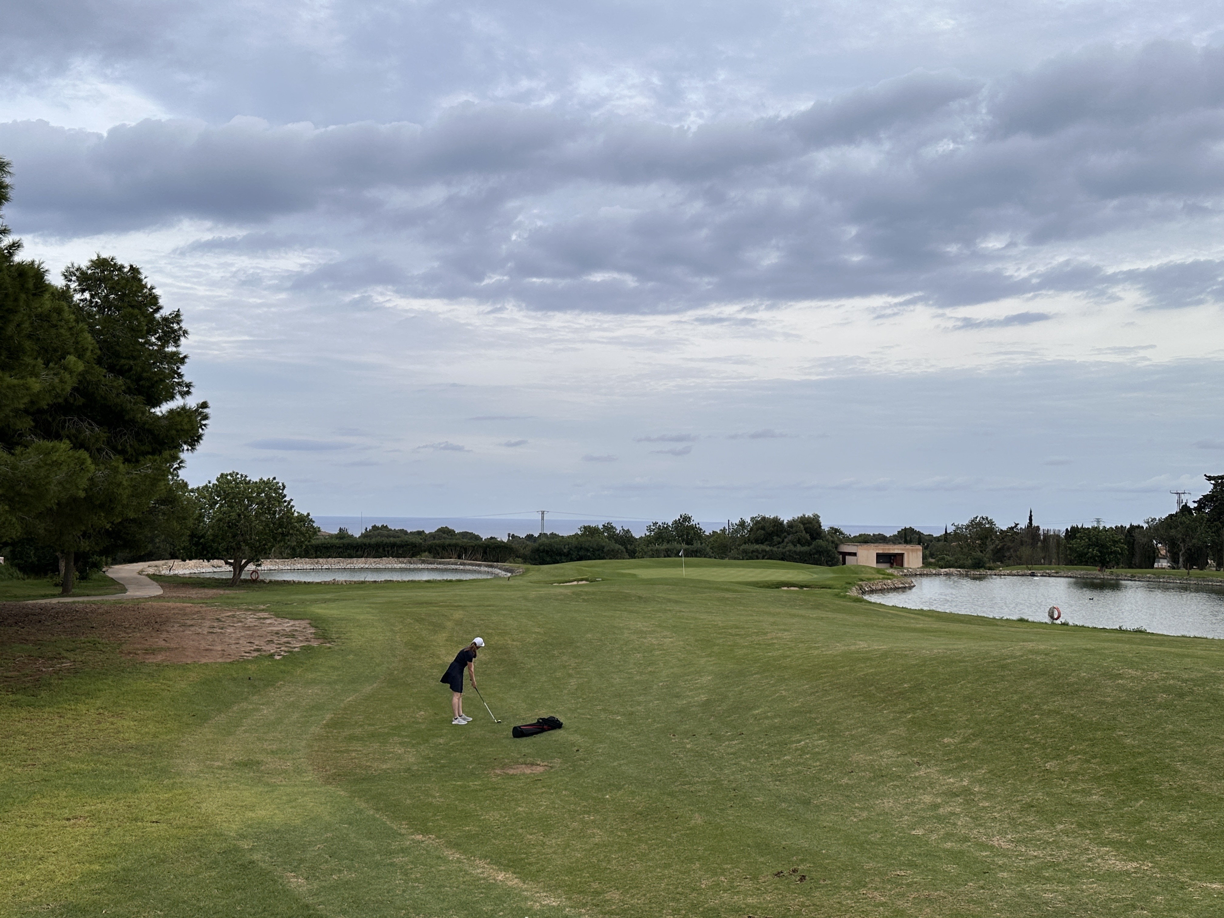 Dogleg an Bahn 8 auf dem Golfplatz Vall D'Or auf Mallorca