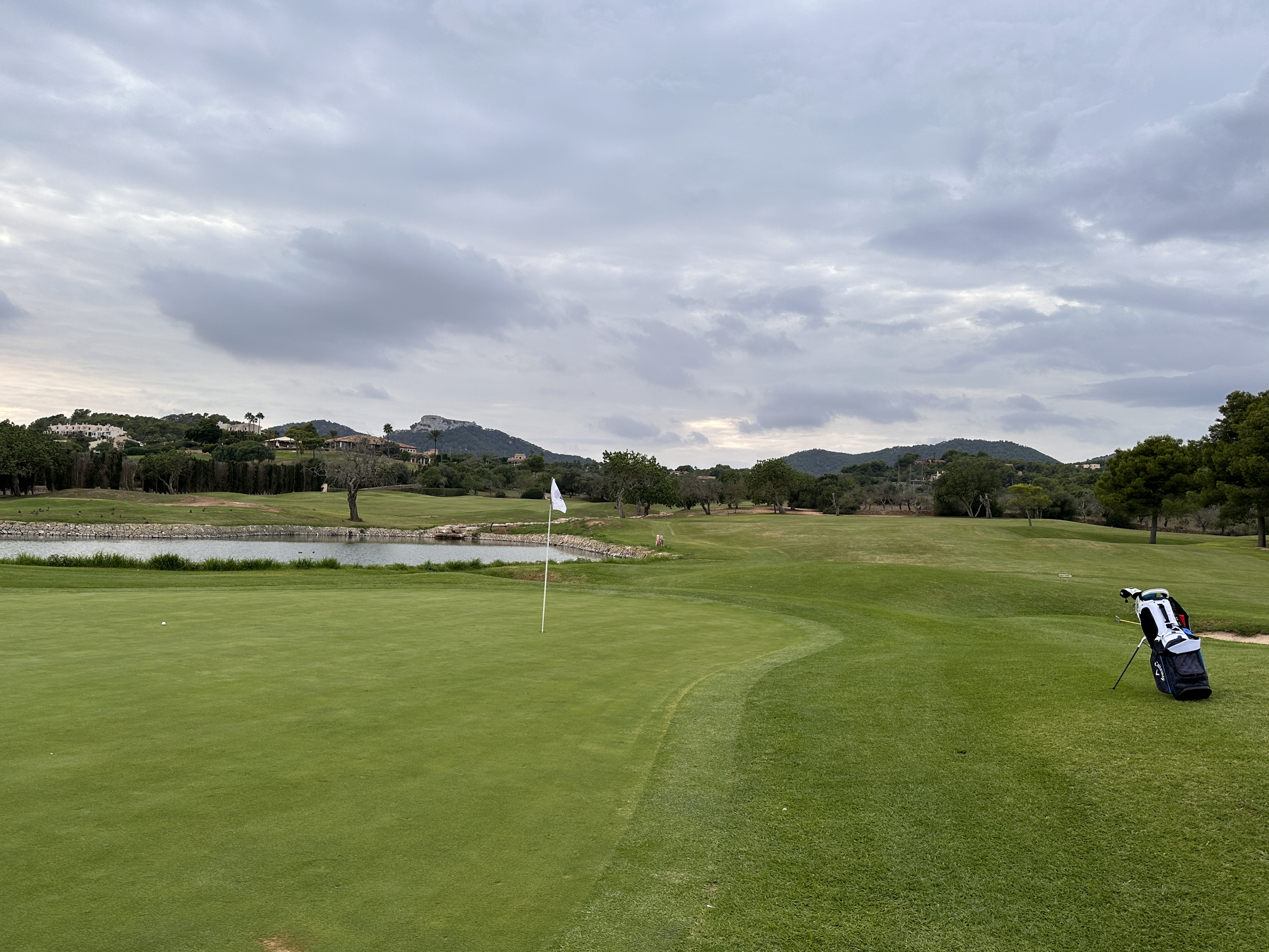 Blick von Bahn 8 über den Golfplatz Vall D'Or auf Mallorca