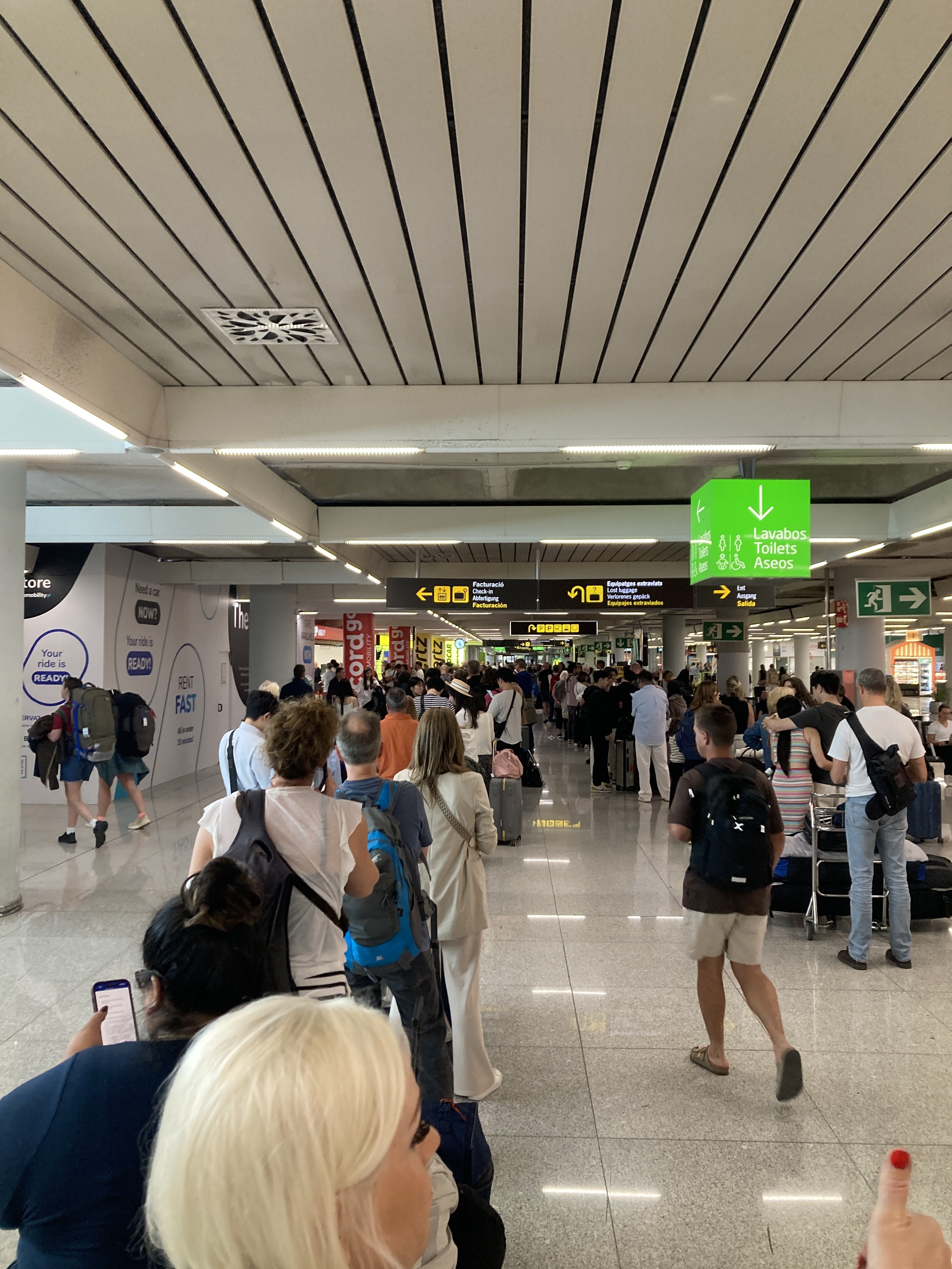 Warteschlange vor dem Schalter des Autoverleihers Go Record auf Mallorca