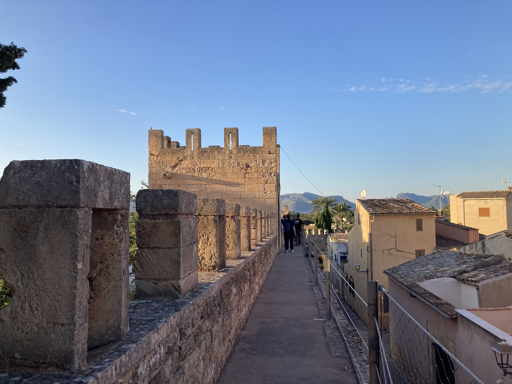 Blick von der Stadtmauer auf die Altstadt von Alcúdia