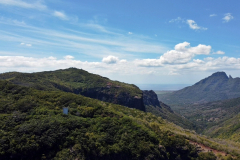 DJI Mini 2 über den Tamarin Falls und den Zuckerrohrfeldern von Mauritius