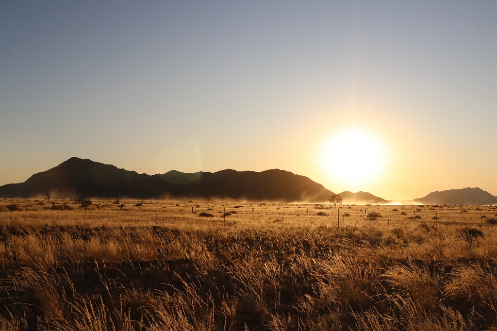 Sonnenuntergang auf der C14 in Namibia