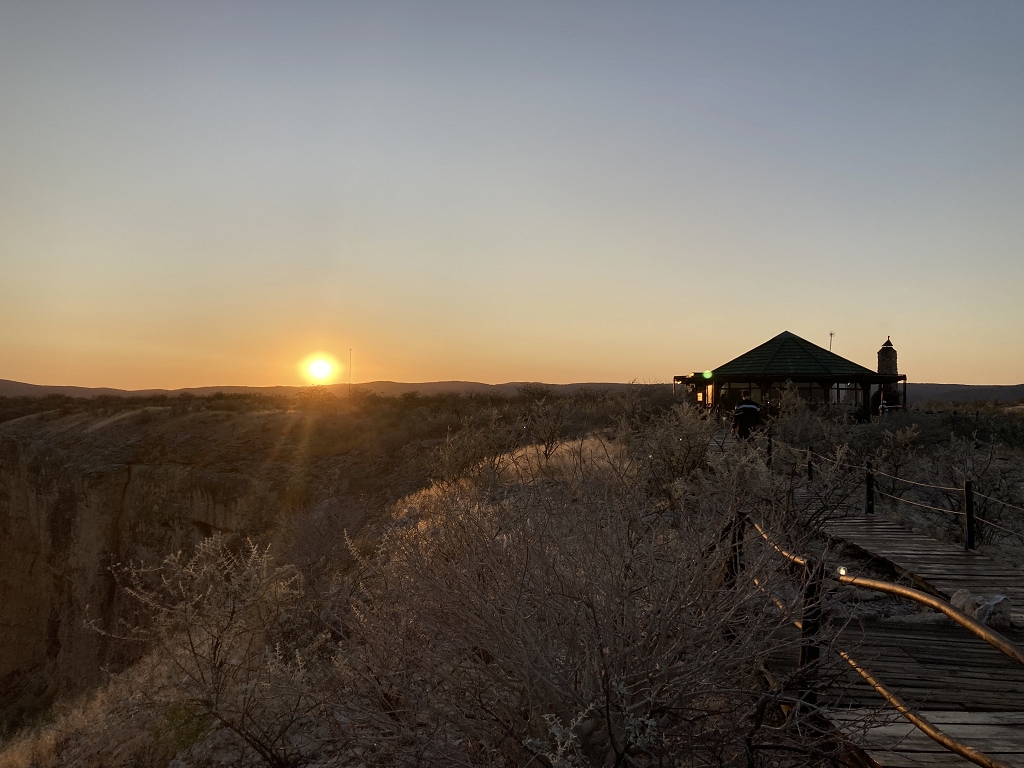 Sonnenuntergang am Restaurant Eagles Nest an der Vingerklip Lodge