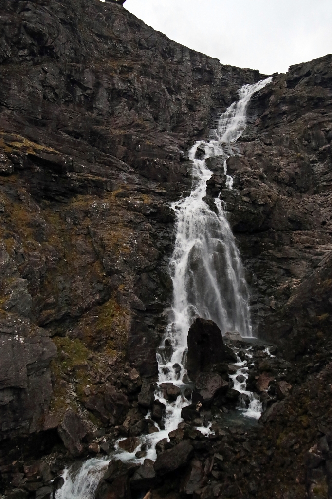 Fahrt auf der Landschaftsroute Trollstigen - Wasserfall Stigfossen