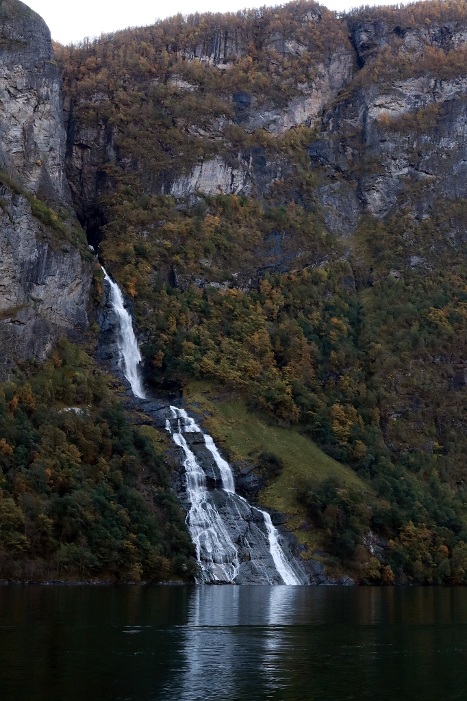 Freier Wasserfall im Geirangerfjord