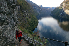 Wanderung zum historischen Bergbauernhof Skageflå - Blick auf den Geirangerfjord