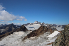 Blick auf die Wildspitze von der Aussichtsplattform „Naturplattform Schwarze Schneid“