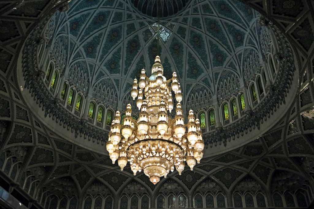 Kristallleuchter in der großen Sultan Qabus Moschee