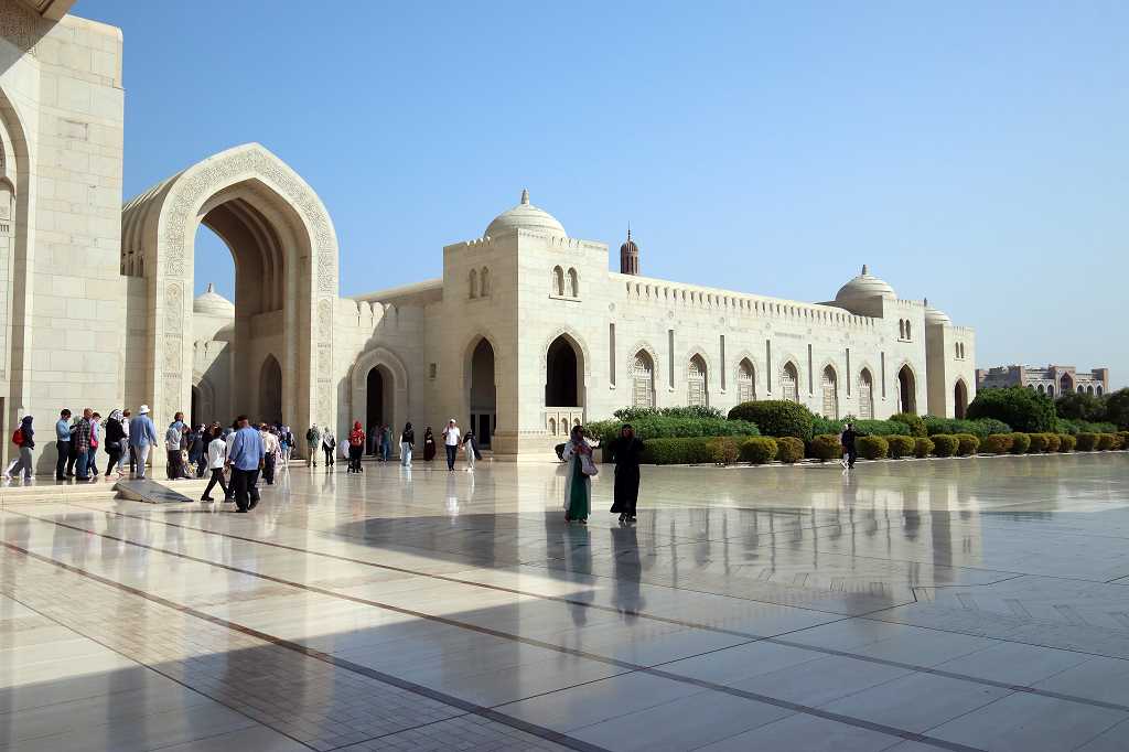 Erkundung des äußeren Sahns der großen Sultan Qabus Moschee