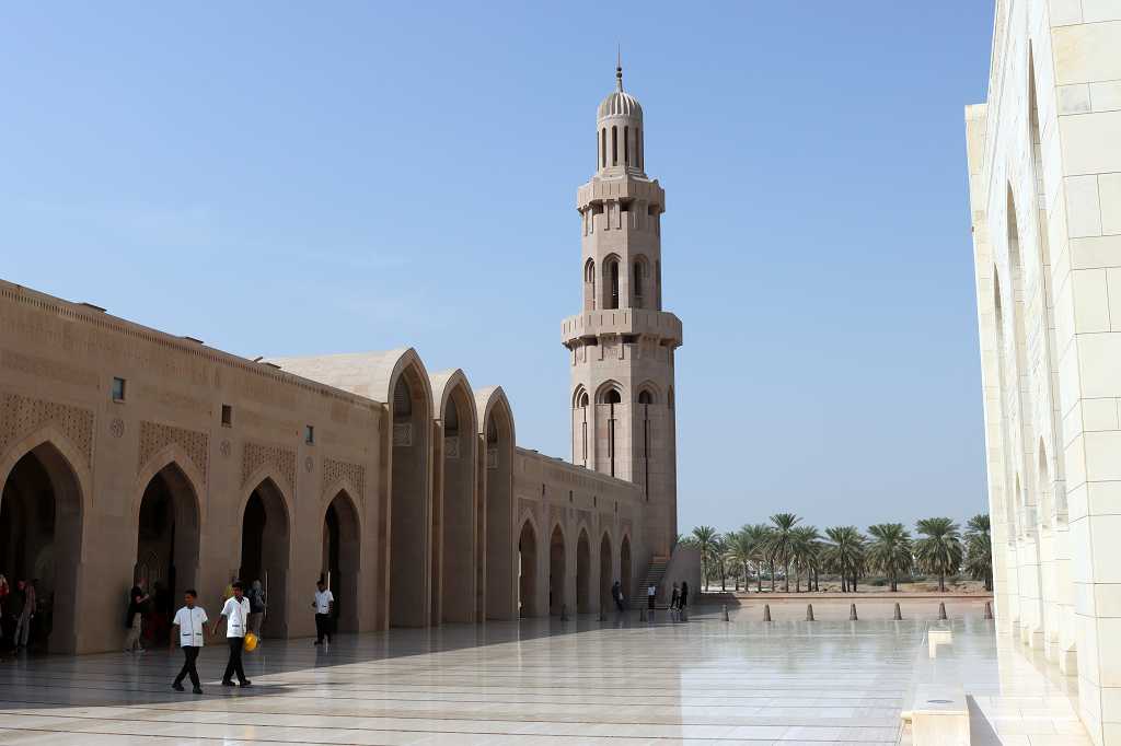 Erkundung des äußeren Sahns der großen Sultan Qabus Moschee