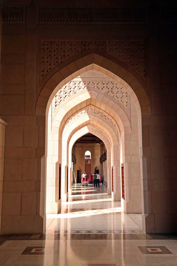 Bogengang (Riwaq) in der großen Sultan Qabus Moschee