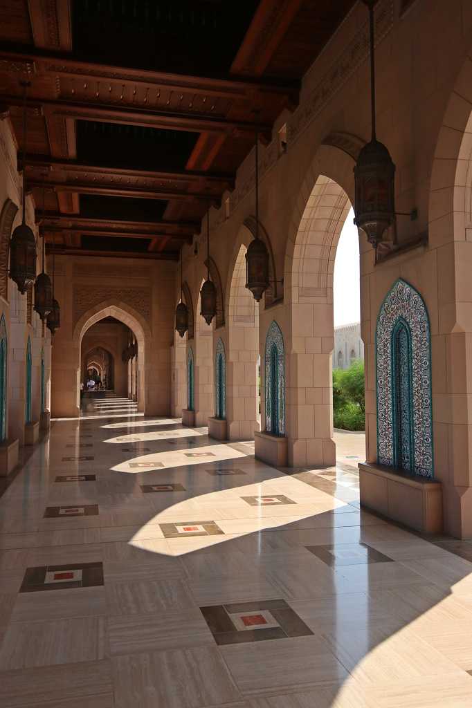 Riwaq in der großen Sultan Qabus Moschee