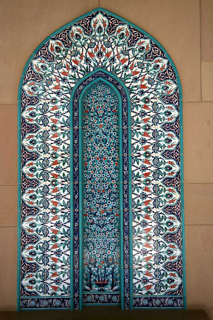 Bunte Kacheln in der großen Sultan Qabus Moschee