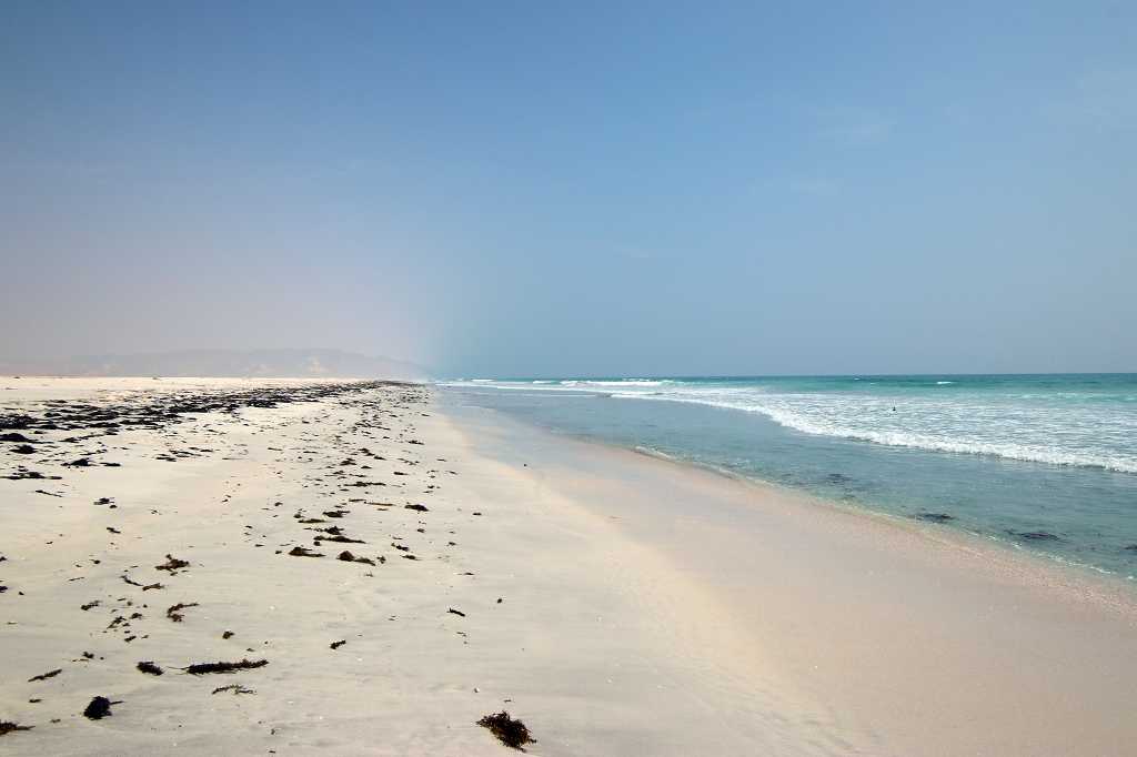 Kilometerlanger, einsamer Sandstrand entlang der Küstenstraße von Duqm nach Mirbat