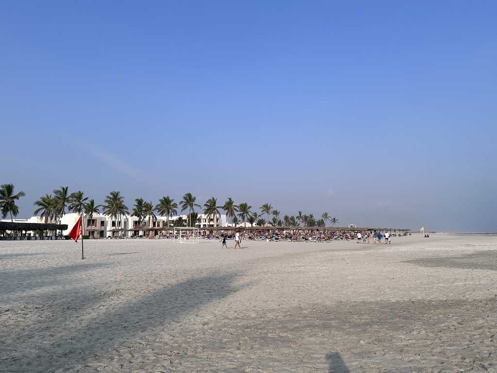 Am offenen Strandabschnitt des Fanar Hotel & Residences in Salalah
