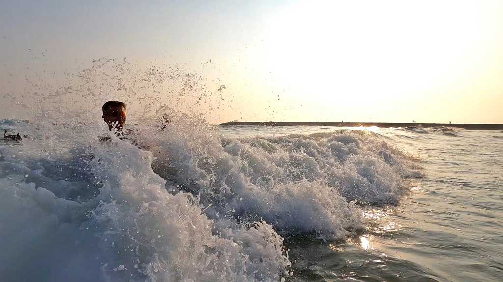Hohe Wellen und starke Strömung im offenen Meer