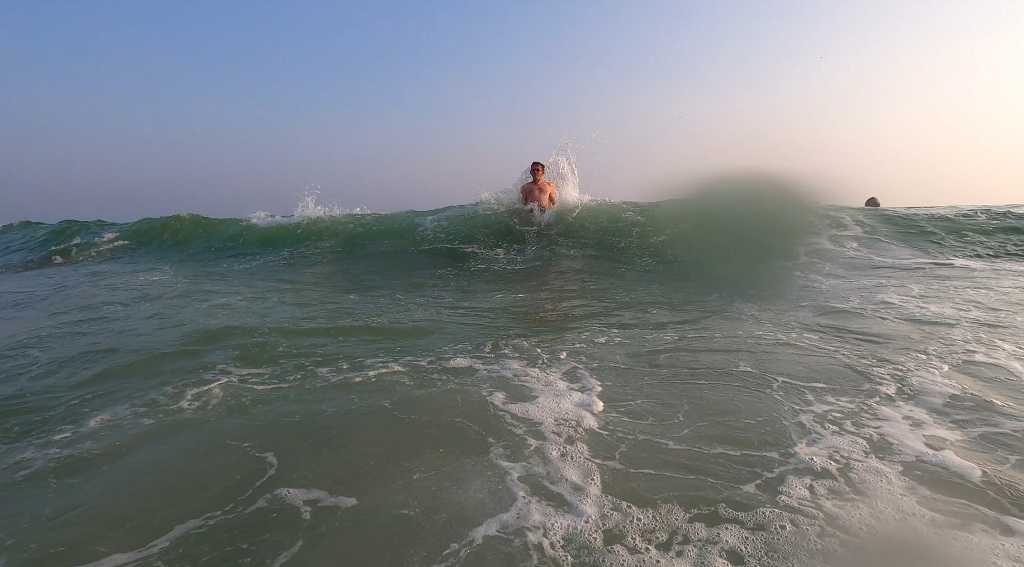 Hohe Wellen und starke Strömung im offenen Meer