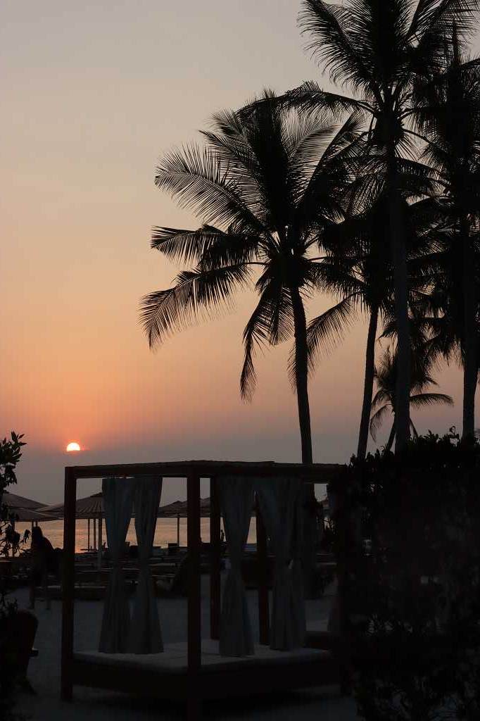 Sonnenuntergang am Strand des Fanar Hotel & Residences