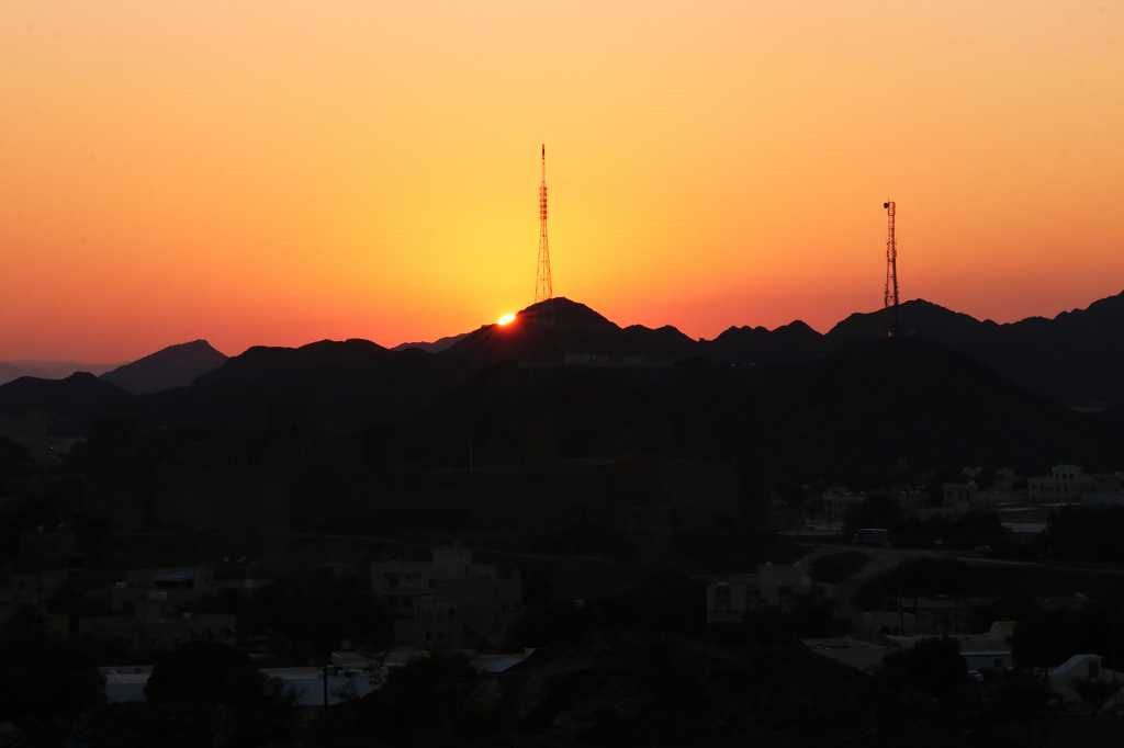 Blick auf Bahla im Sonnenuntergang