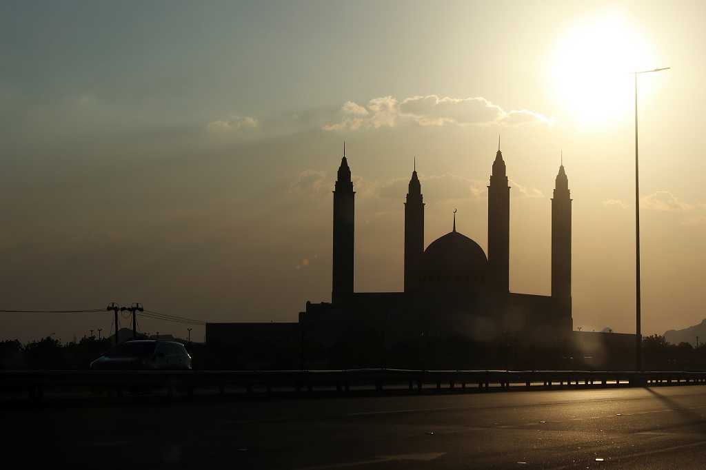 Sultan Qaboos Moschee im Licht der untergehenden Sonne