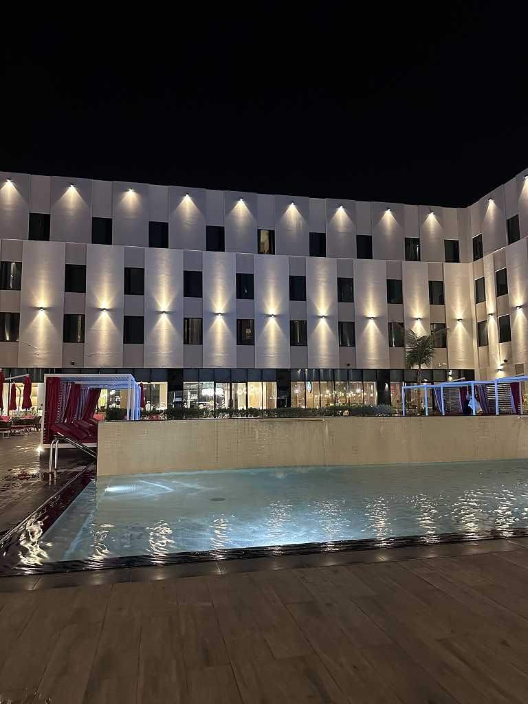 Poolbereich im Avani Muscat Hotel & Suites