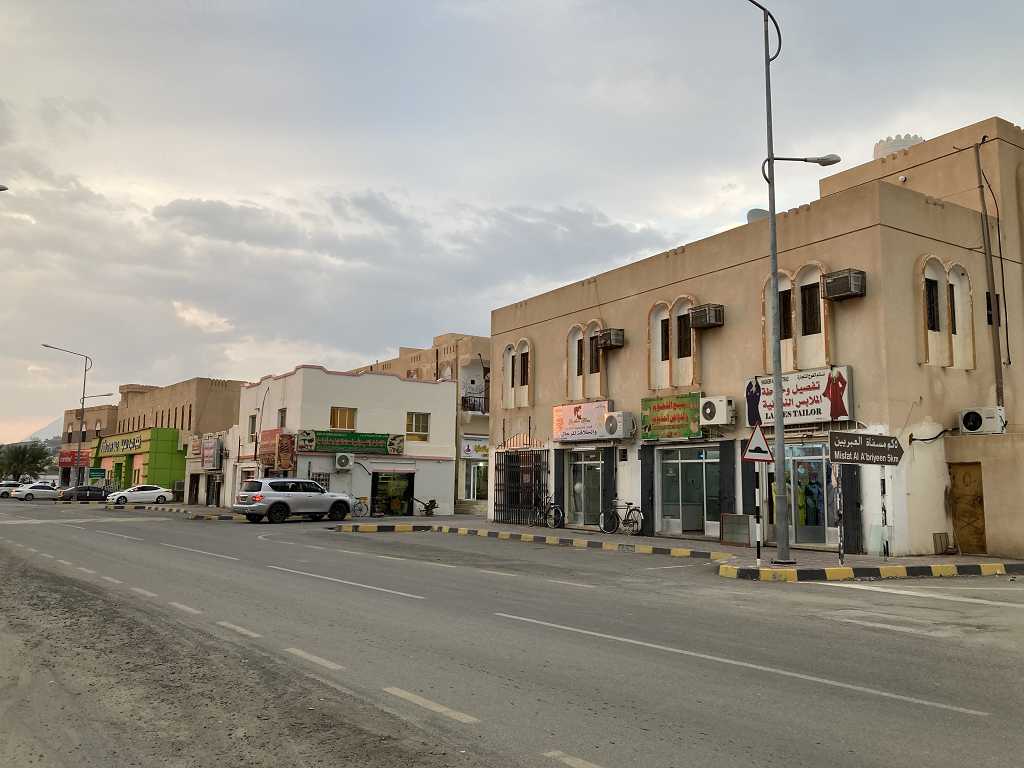 Spaziergang zu den verlassenen Häusern von Al-Hamra