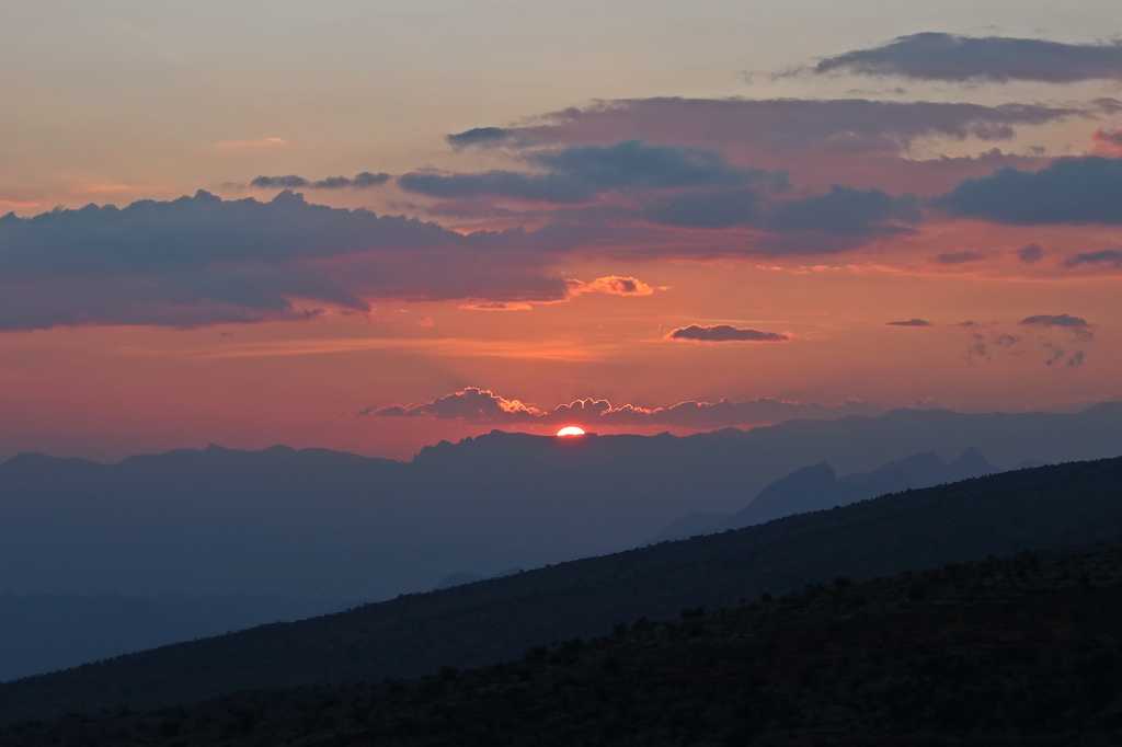 Sonnenuntergang über der Bergwelt des Omans