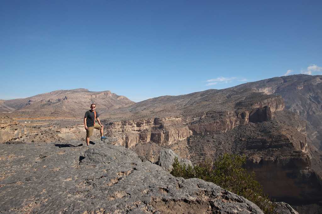An der Abbruchkante des Canyons mit Blick auf den Jebel Shams