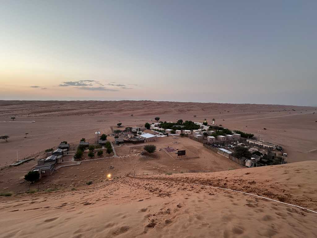 Abstieg von der Düne zum Sama Al Wasil Desertcamp